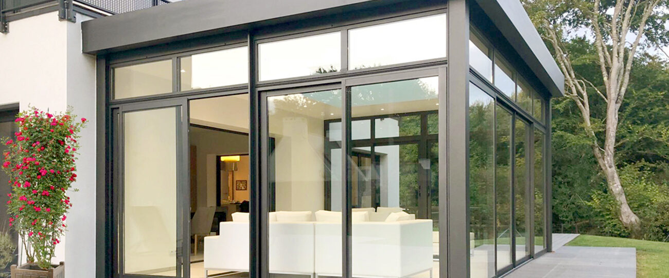 Portail aluminium contemporain installé par Halatre Menuiserie à Carcassonne – Design plein pour sécurité et intimité
